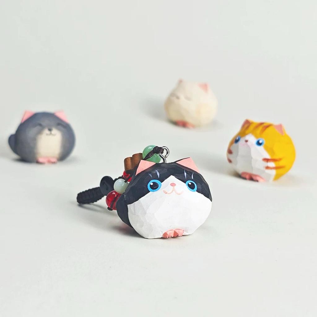 Hand Carved Wooden Cow Cat Keychain, Handmade Japanese Style Cat Charm, Miniature Wood Pendant, Cute Bag Charm, Car Key Accessory, Gift