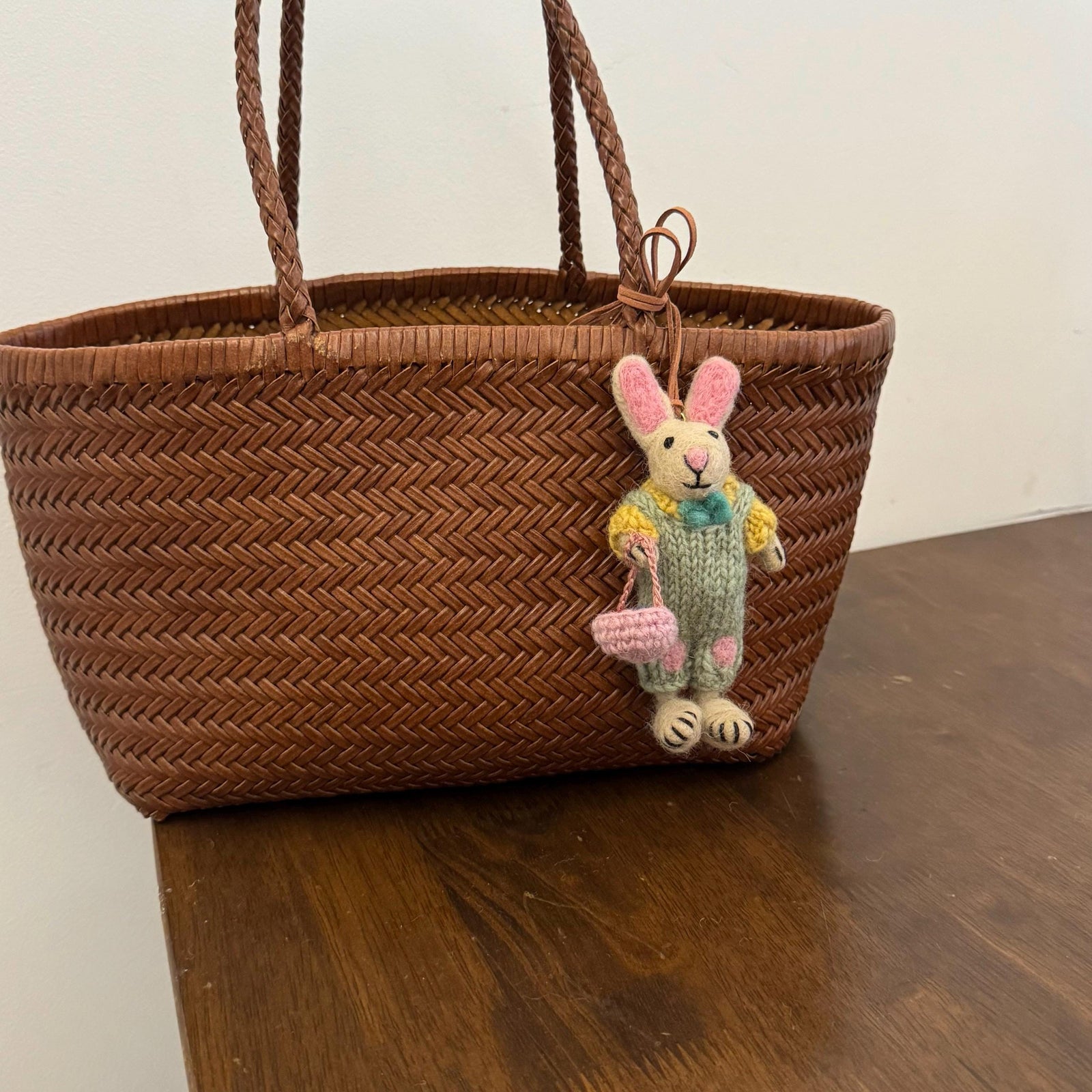 Handmade Needle Felt Bunny Keychain, Cute Shopping Rabbit Bag Charm, Wool Bunny Car Charm, Gift for Her