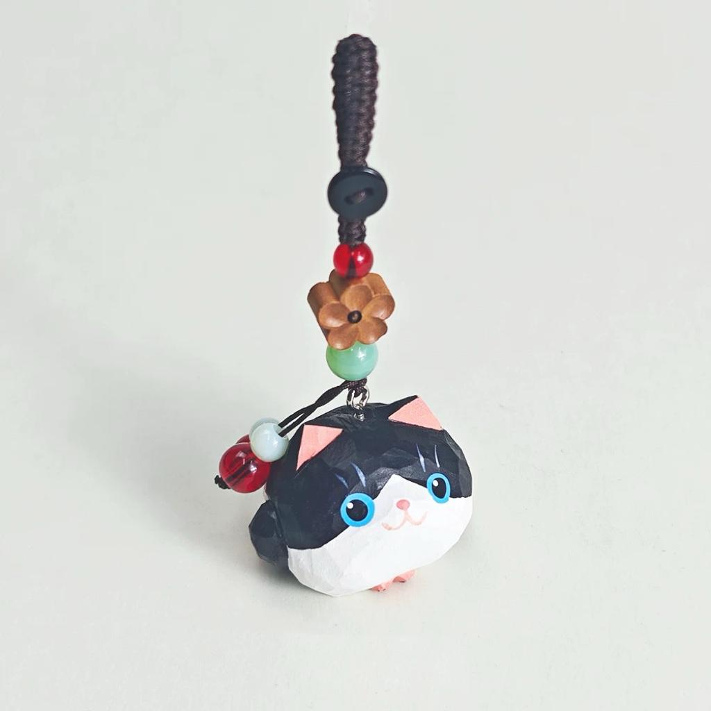 Hand Carved Wooden Cow Cat Keychain, Handmade Japanese Style Cat Charm, Miniature Wood Pendant, Cute Bag Charm, Car Key Accessory, Gift