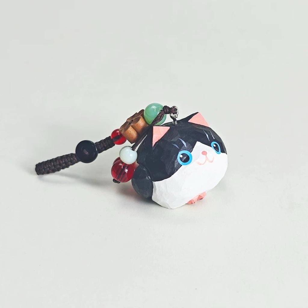 Hand Carved Wooden Cow Cat Keychain, Handmade Japanese Style Cat Charm, Miniature Wood Pendant, Cute Bag Charm, Car Key Accessory, Gift