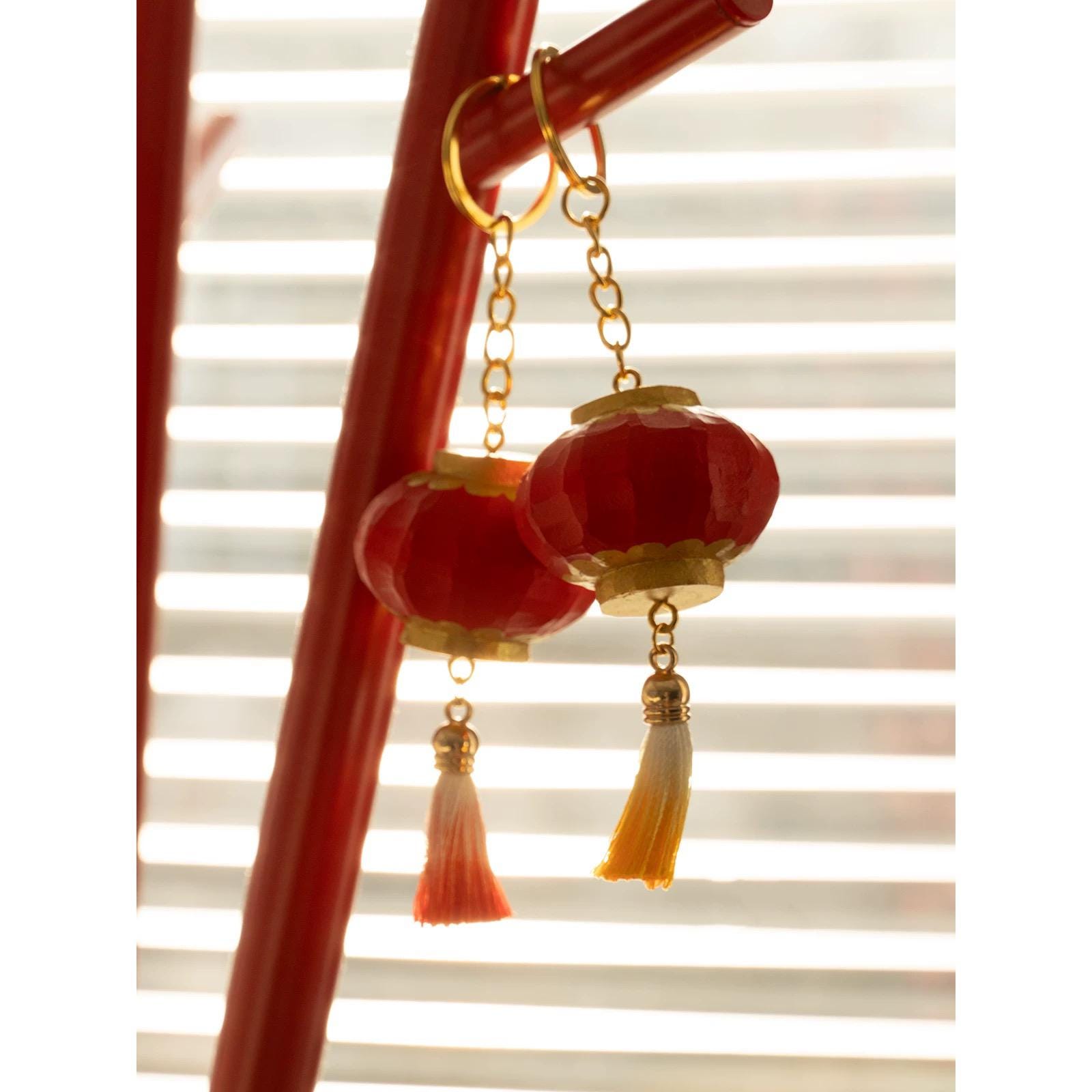 Handmade Red Wooden Lantern Keychain, Hand Carved Basswood Tassel Charm, Chinese New Year Lucky Bag Pendant Gift