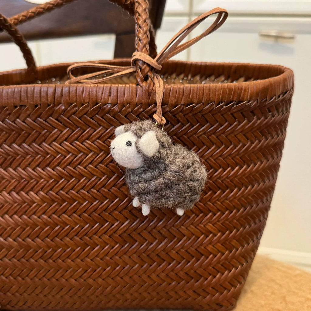 Handmade Felt Sheep Keychain, Cute Wool Lamb Bag Charm, Grey or White Sheep Pendant, Gift for Her, Handmade Animal Accessory, Unique Gift