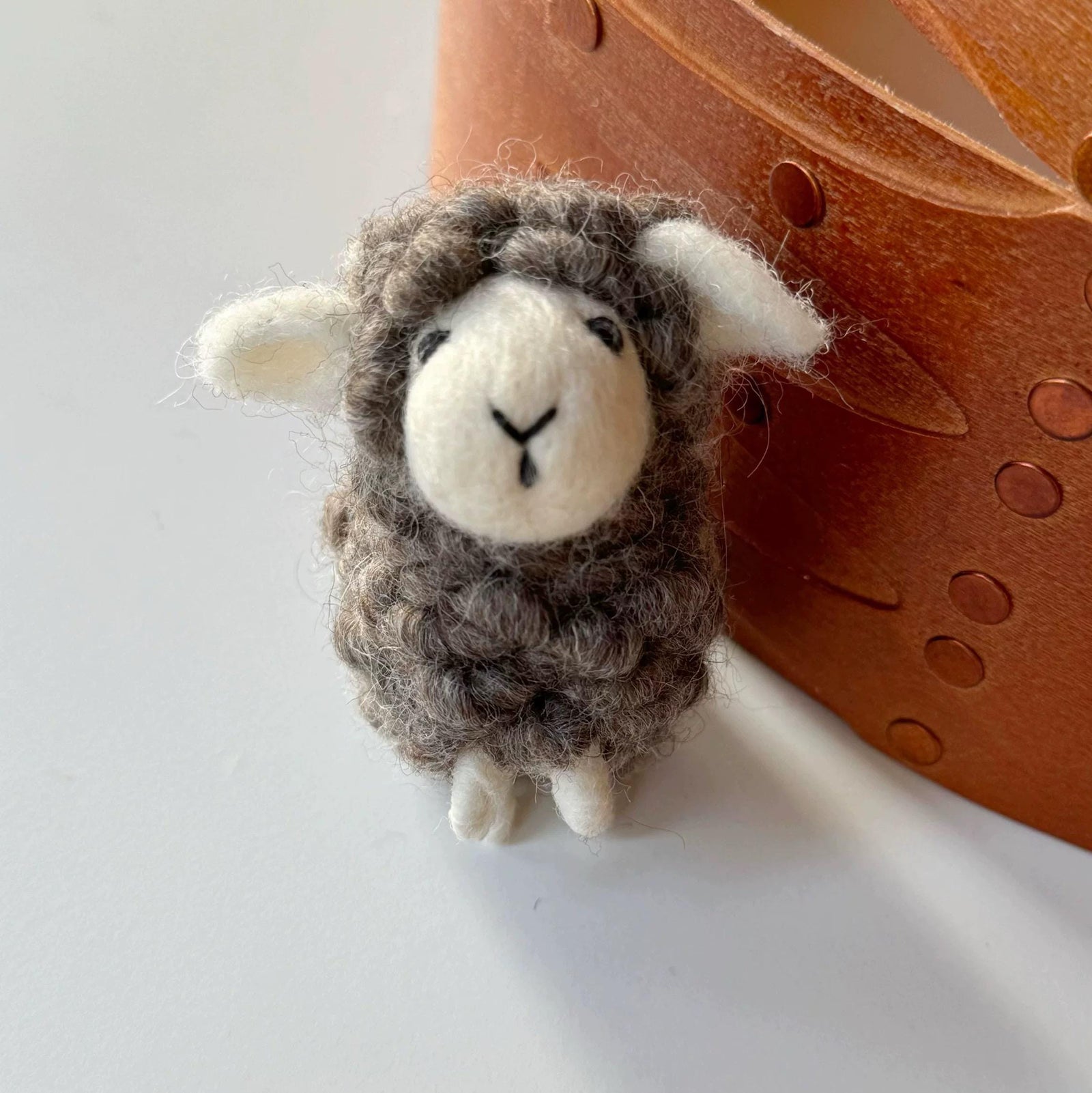 Handmade Felt Sheep Keychain, Cute Wool Lamb Bag Charm, Grey or White Sheep Pendant, Gift for Her, Handmade Animal Accessory, Unique Gift