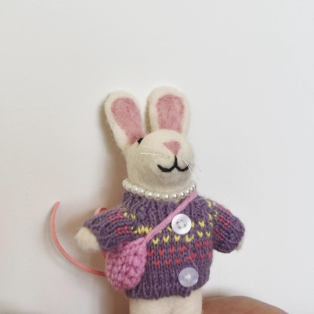 Handmade Felt Bunny Keychain, Cute Wool Rabbit Bag Charm, Soft Animal Pendant, Handmade Gift from Small Shop, Cozy Kawaii Accessory