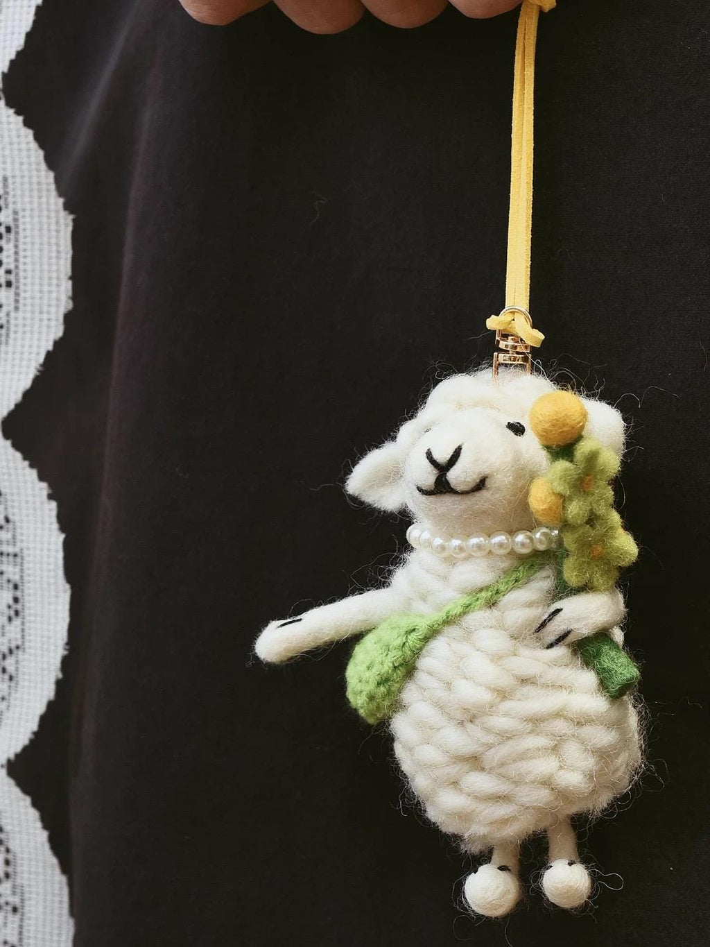 Handmade Wool Felt Lamb Keychain – Little Flower Lamb Bag Charm, Soft Animal Accessory, Unique Gift for Friends