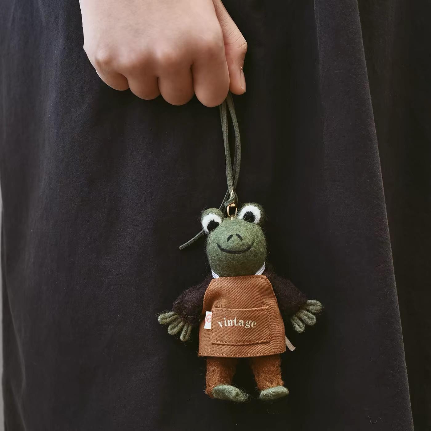Japanese Style Felt Frog Keychain, Handmade Wool Frog Bag Charm with Headphones or Apron, Cute Animal Pendant, Backpack Charm, Gift for Her