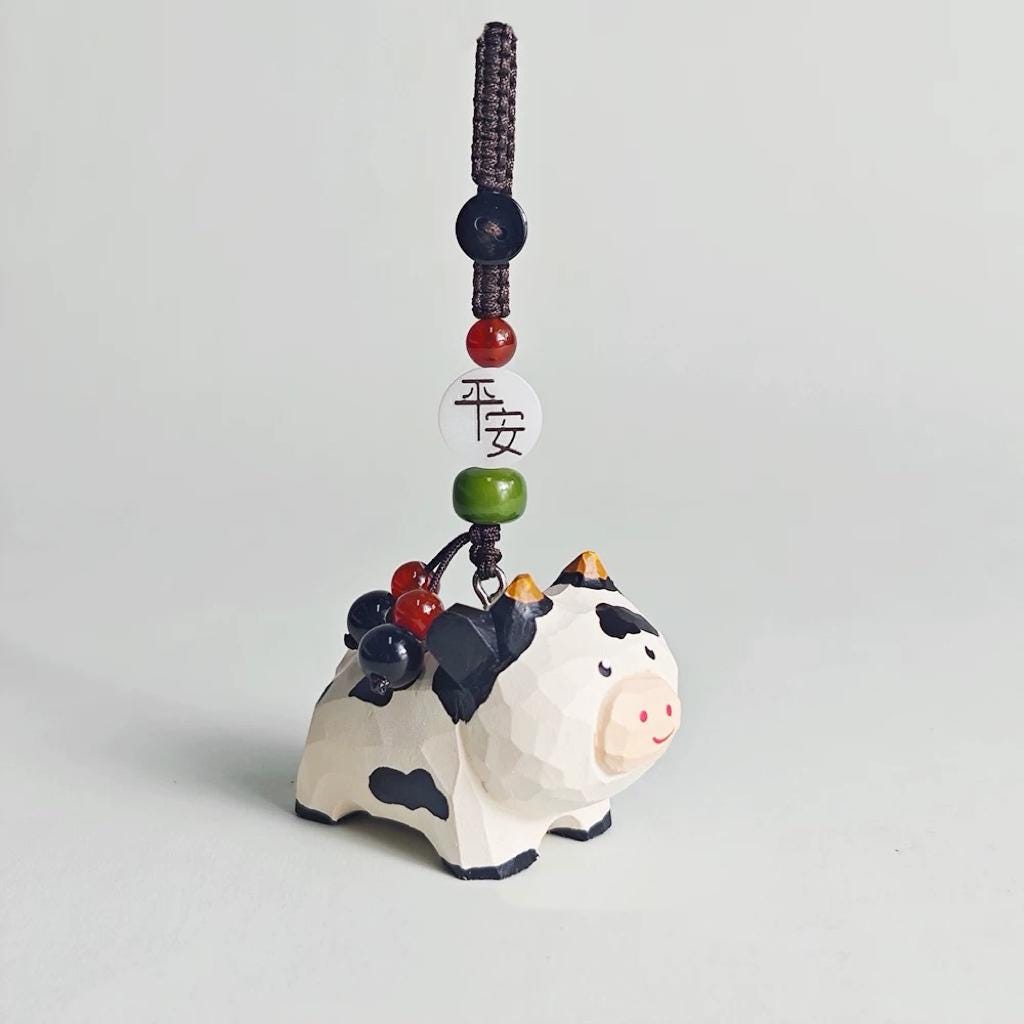 Japanese Style Cow Wood Carving Keychain, Handmade Cute Animal Charm, Wooden Bag Charm, Lucky Cow Ornament, Car Hanging Decor, Gift for Her