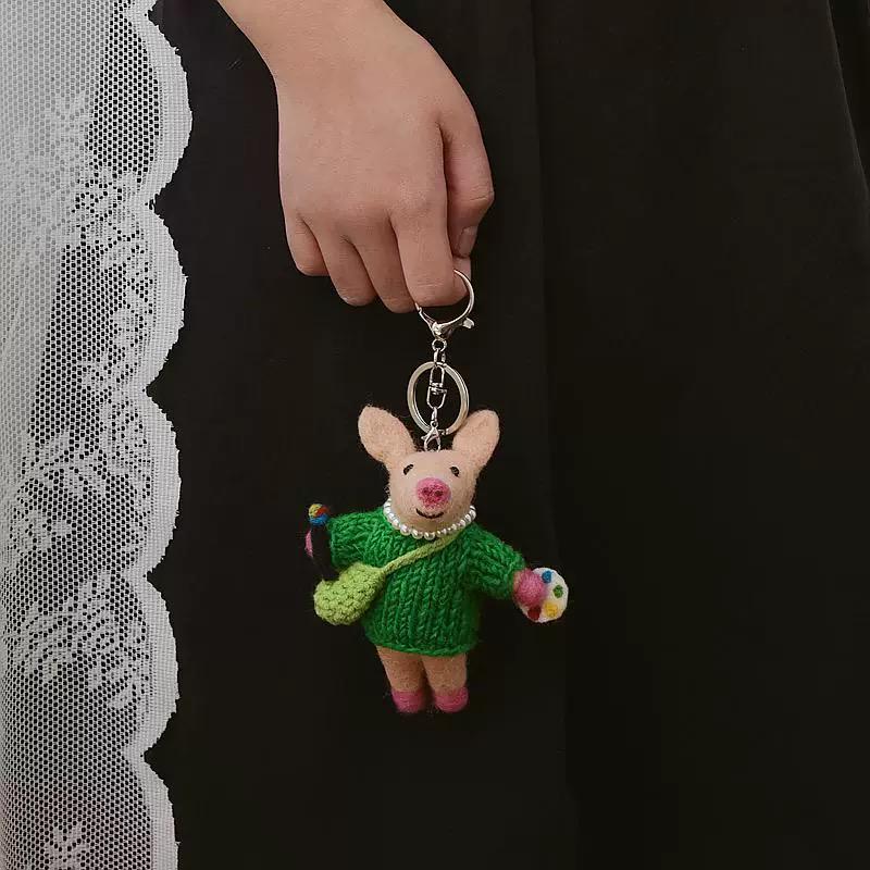 Handmade Wool Felt Pig Keychain, Cute Artist Pig Bag Charm, Needle Felt Animal Pendant, Green Sweater Pig Gift for Her