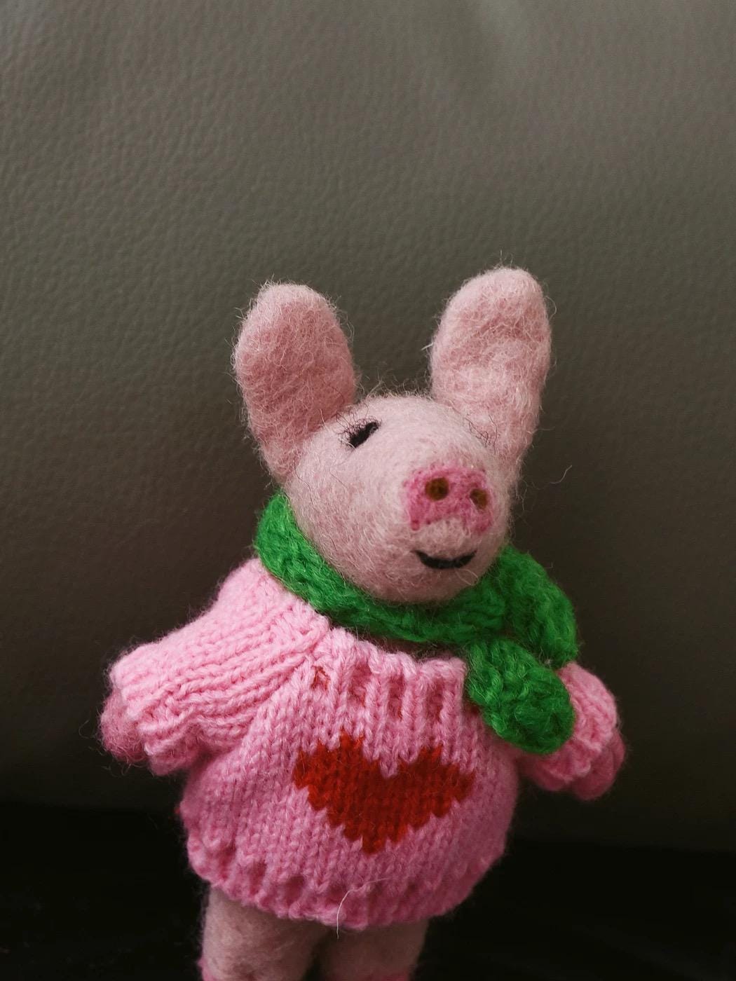 LoveHeart Handmade Wool Felt Pig Keychain, Cute Pink Pig Bag Charm with Heart Sweater, Needle Felt Animal Pendant, Gift for Her