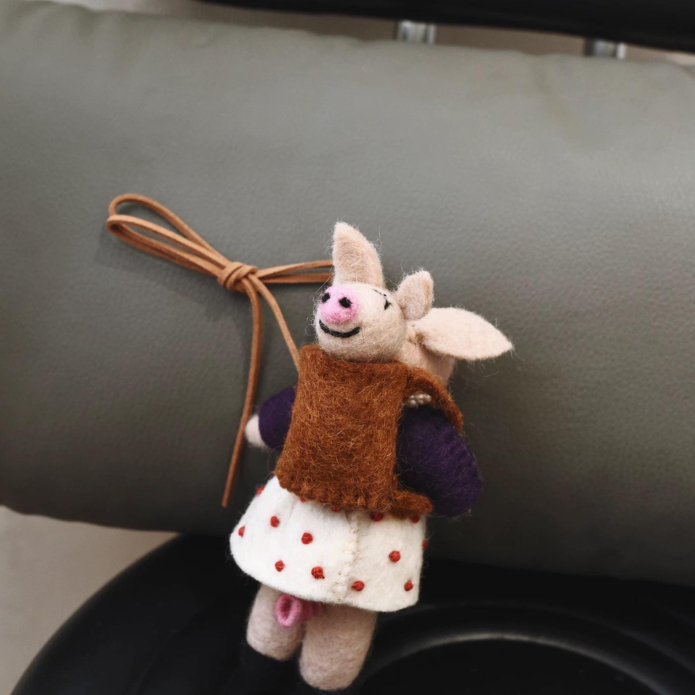 Mom&baby Handmade Wool Felt Pig Bag Charm, Cute Pig with piggy backpack Keychain, Needle Felt Animal Pendant, Soft Gift for Her