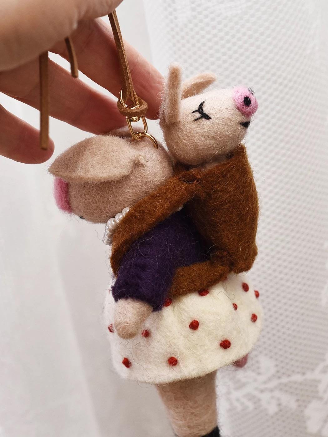 Mom&baby Handmade Wool Felt Pig Bag Charm, Cute Pig with piggy backpack Keychain, Needle Felt Animal Pendant, Soft Gift for Her