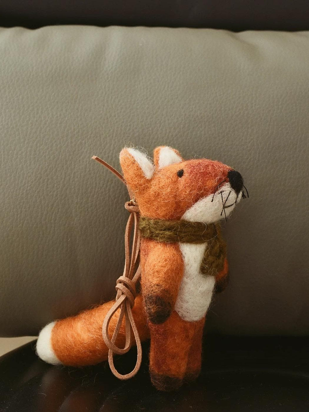 Handmade Wool Felt Fox Keychain, Cute Animal Bag Charm with Scarf, Kawaii Fox Pendant, Handmade Gift, Fall Winter Accessory