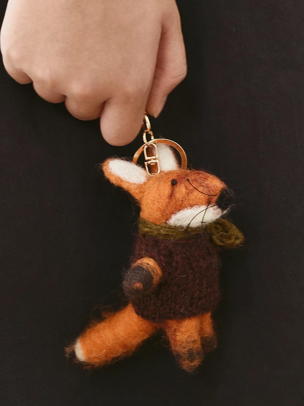 Handmade Wool Felt Fox Keychain, Cute Animal Bag Charm with Scarf, Kawaii Fox Pendant, Handmade Gift, Fall Winter Accessory
