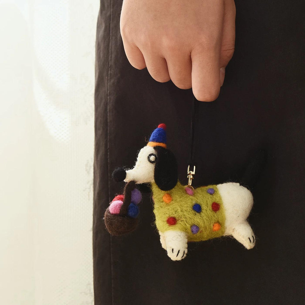 Handmade Felt Dachshund Keychain, Cute Sausage Dog Bag Charm with Mini Basket, Kawaii Wool Animal Pendant, Unique Gift for Dog Lovers
