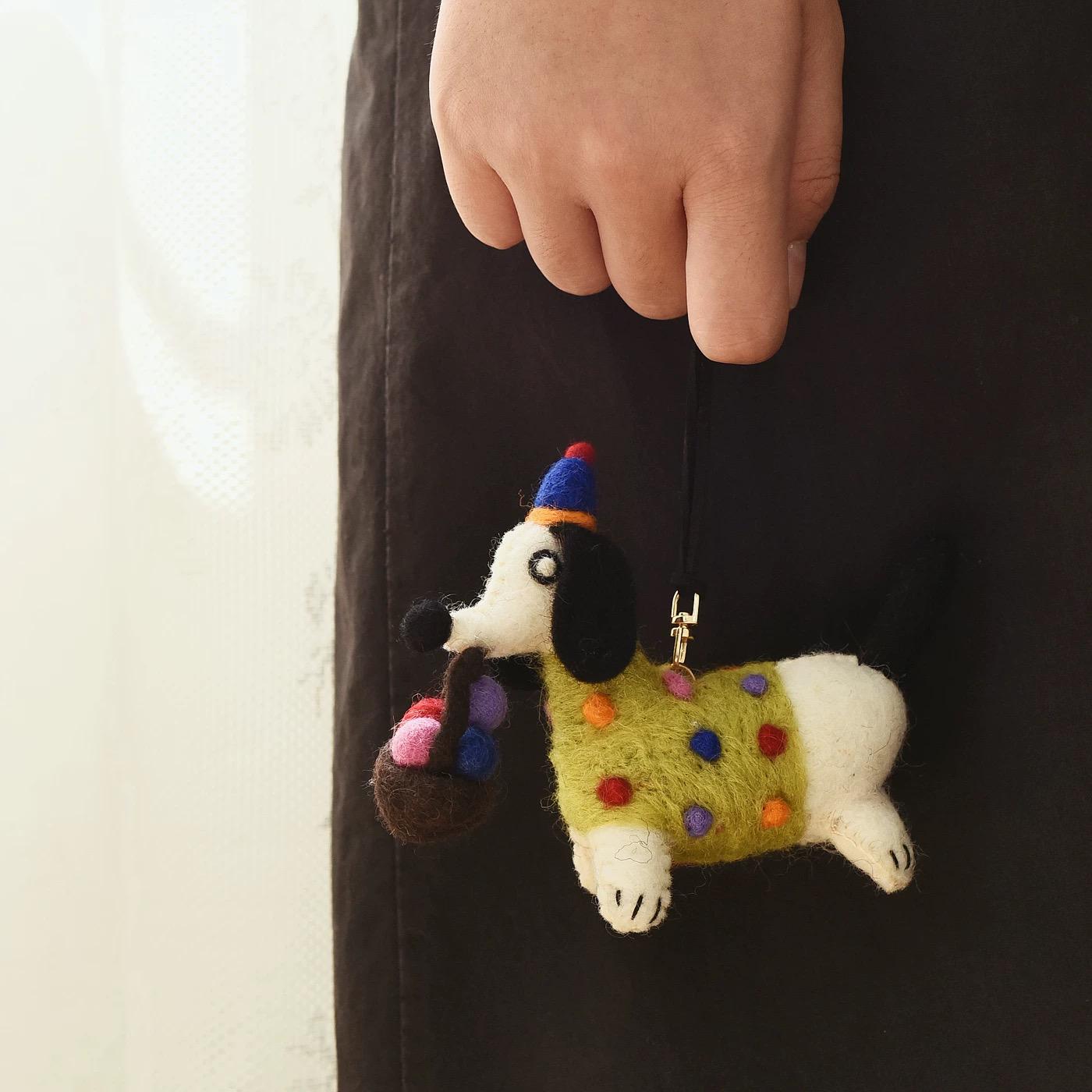 Handmade Felt Dachshund Keychain, Cute Sausage Dog Bag Charm with Mini Basket, Kawaii Wool Animal Pendant, Unique Gift for Dog Lovers