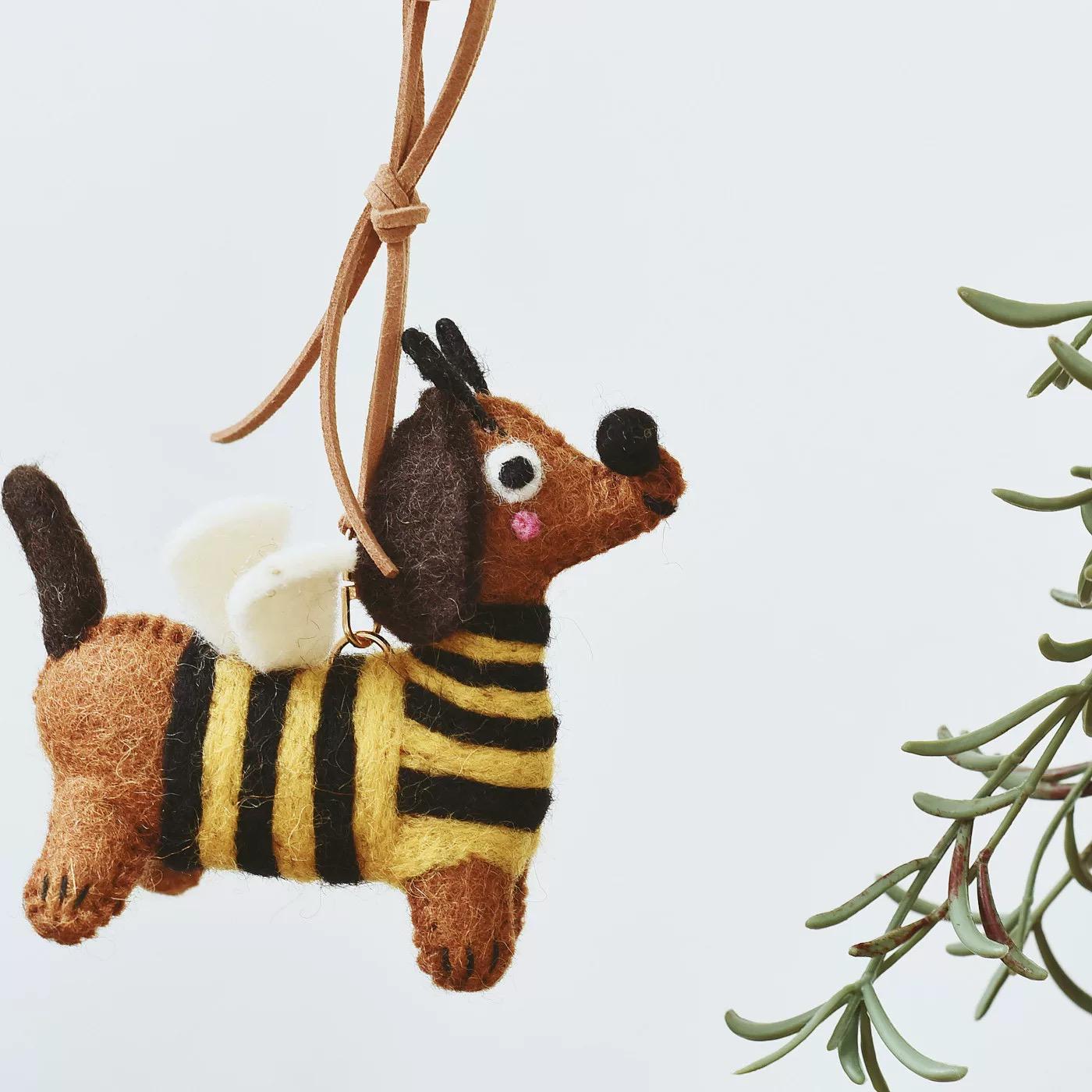 Handmade Felt Dachshund Keychain, Cute Sausage Dog Bag Charm with Mini Basket, Kawaii Wool Animal Pendant, Unique Gift for Dog Lovers
