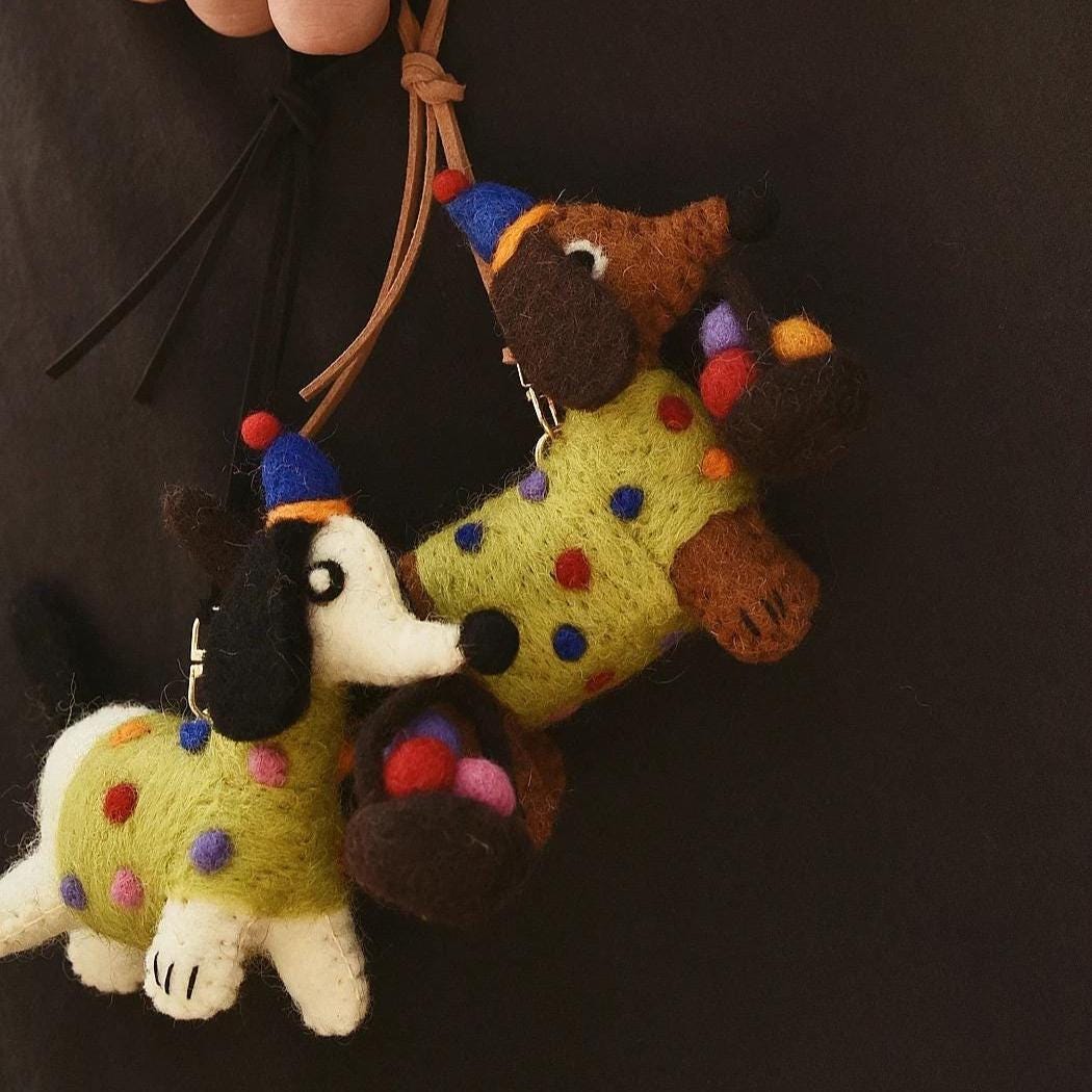 Handmade Felt Dachshund Keychain, Cute Sausage Dog Bag Charm with Mini Basket, Kawaii Wool Animal Pendant, Unique Gift for Dog Lovers