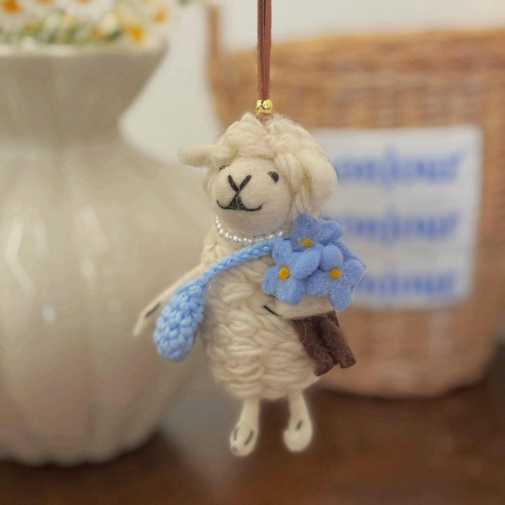 Handmade Lucky Sheep Wool Felt Pendant, Lamb Bag Charm, Blue Flower Sheep Keychain, Cute Animal Hanging Ornament, Gift for Friends
