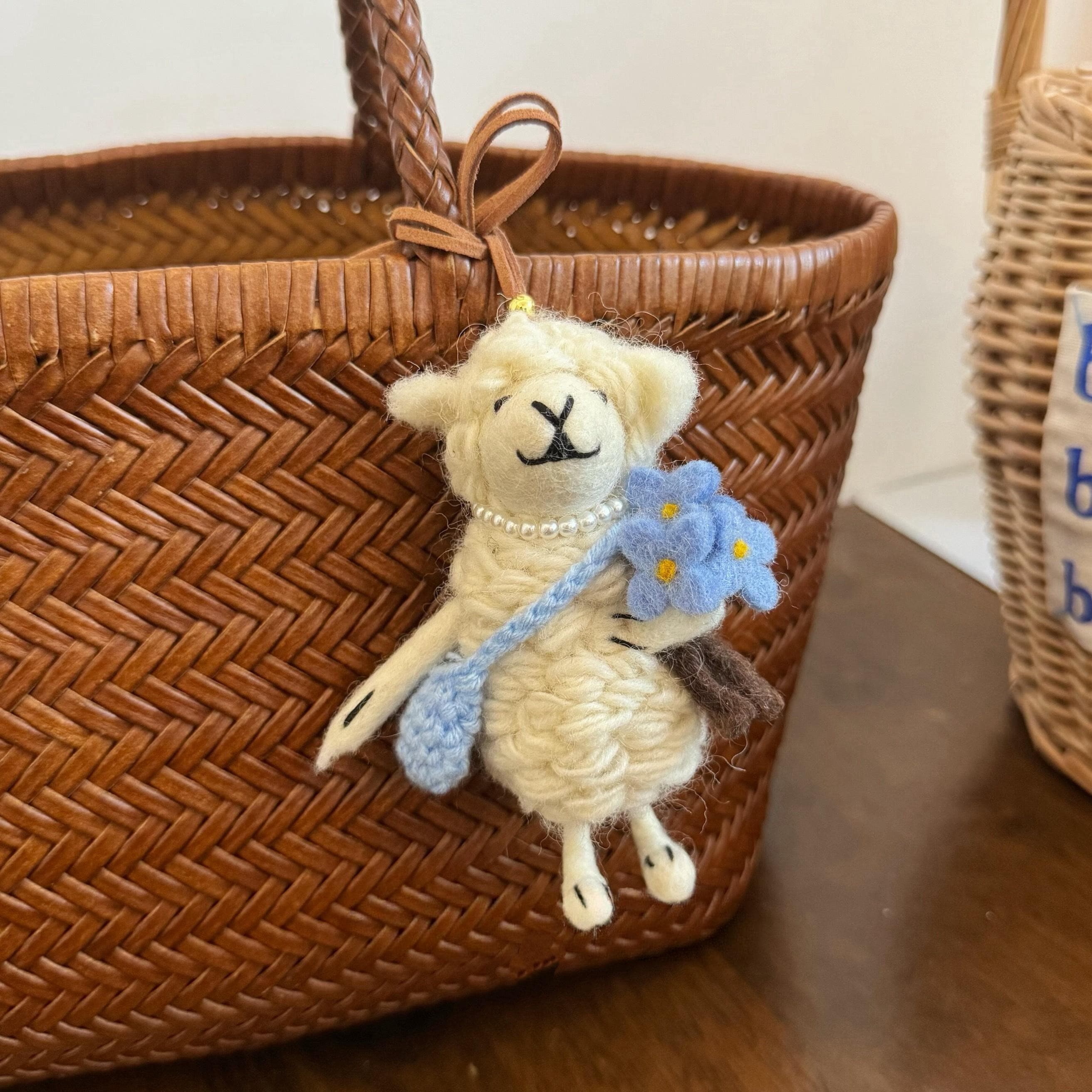 Handmade Lucky Sheep Wool Felt Pendant, Lamb Bag Charm, Blue Flower Sheep Keychain, Cute Animal Hanging Ornament, Gift for Friends