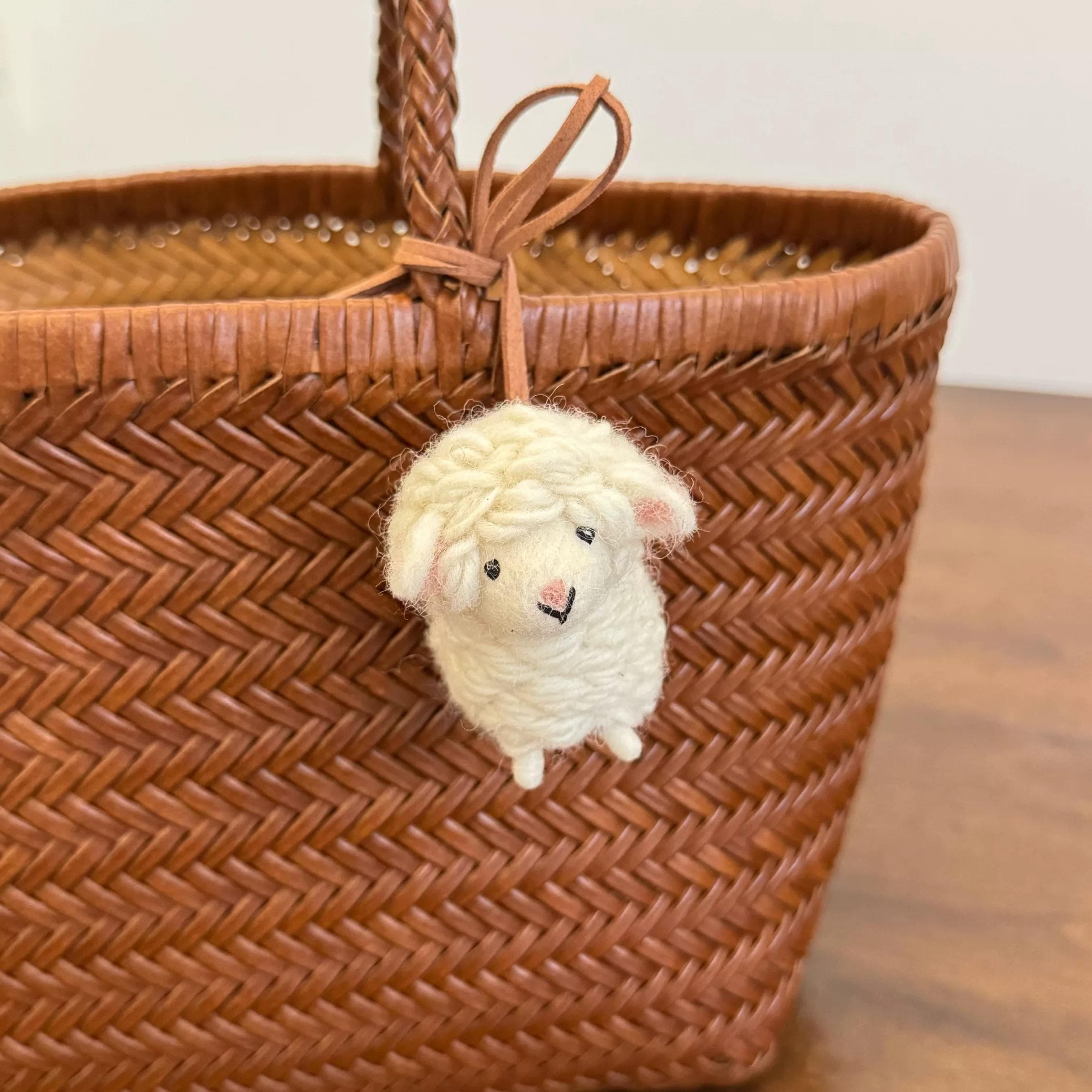 Japanese Style Lucky Blue Flower Lamb Wool Felt Pendant, Handmade Sheep Bag Charm, Cute Animal Keychain, Felt Lamb Hanging Ornament Gife