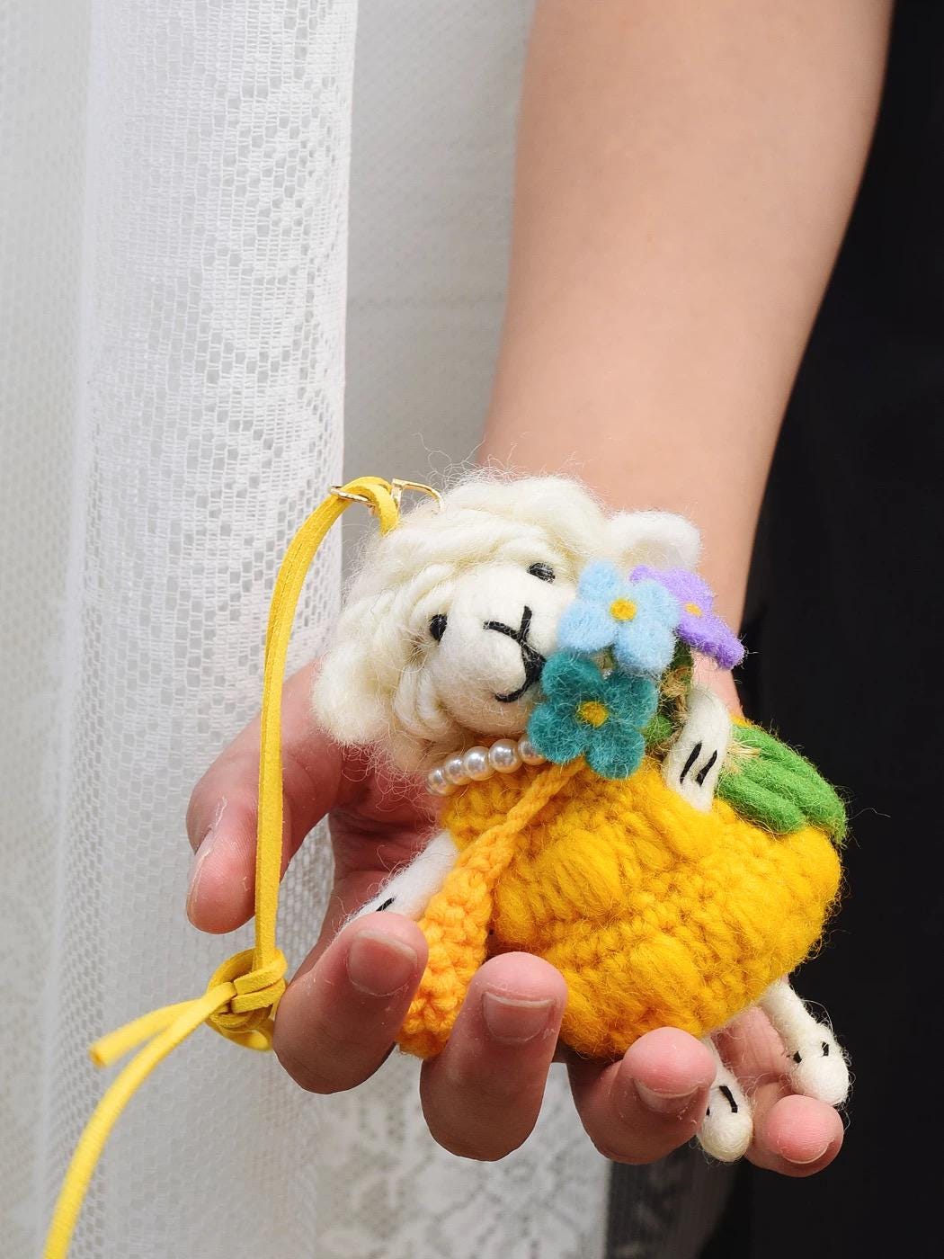 Japanese Style Lucky Felt Sheep Pendant, Handmade Wool Felt Flower Lamb Bag Charm, Cute Animal Keychain Gift, Pink & Yellow Outfit Lamb