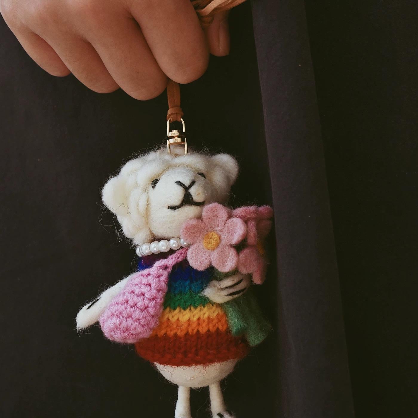 Japanese Style Lucky Felt Sheep Pendant, Handmade Wool Felt Flower Lamb Bag Charm, Cute Animal Keychain Gift, Pink & Yellow Outfit Lamb