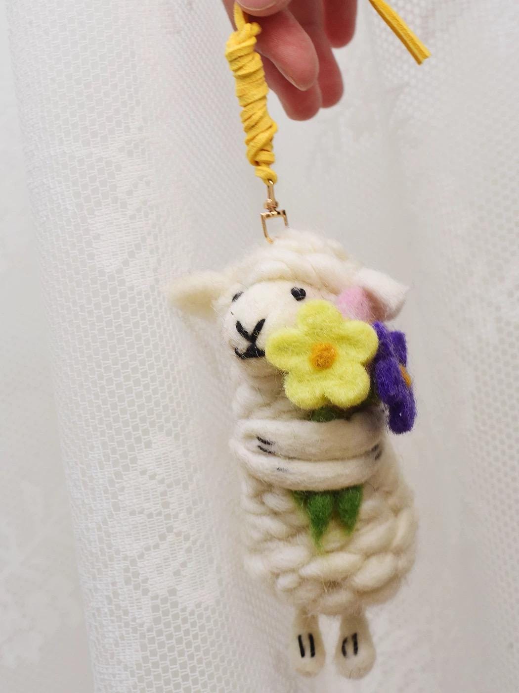 Japanese Style Lucky Felt Sheep Pendant, Handmade Yellow Flower Lamb Charm, Wool Felt Animal Bag Charm, Cute Sheep Keychain Gift