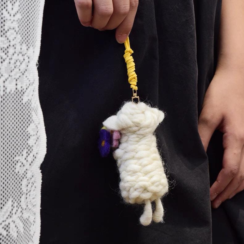 Japanese Style Lucky Felt Sheep Pendant, Handmade Yellow Flower Lamb Charm, Wool Felt Animal Bag Charm, Cute Sheep Keychain Gift