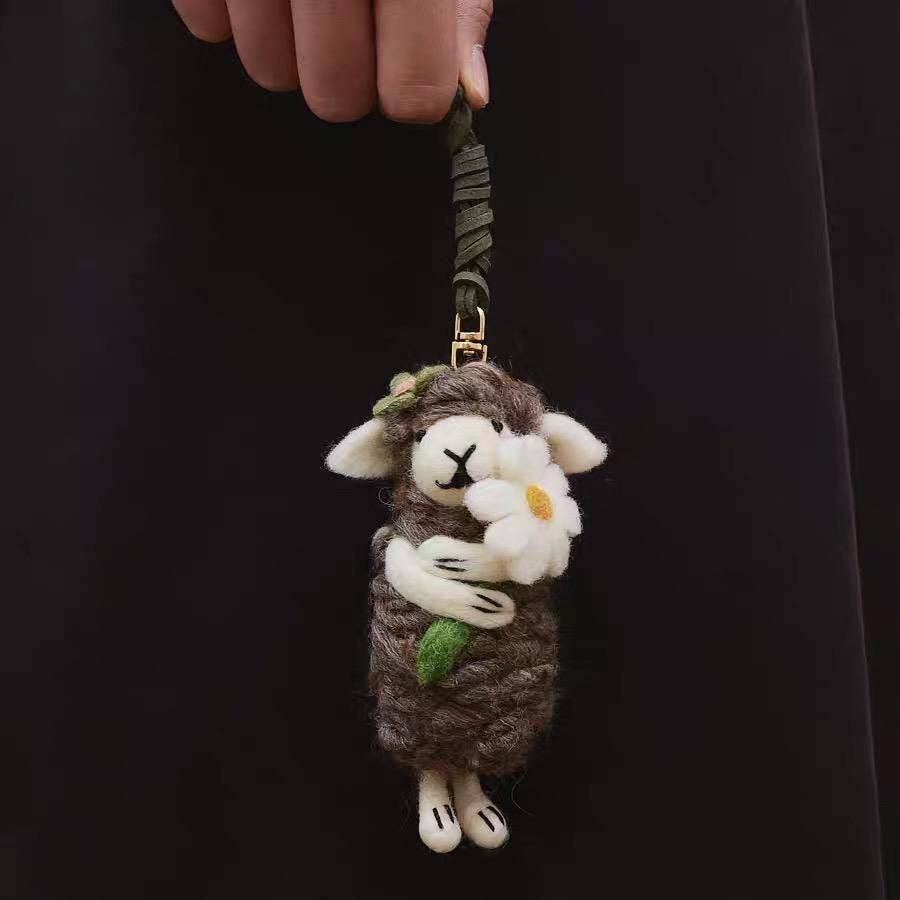 Japanese Style Lucky Felt Sheep Pendant, Handmade Brown Lamb with White Flower Charm, Wool Felt Animal Bag Charm, Cute Sheep Keychain Gift