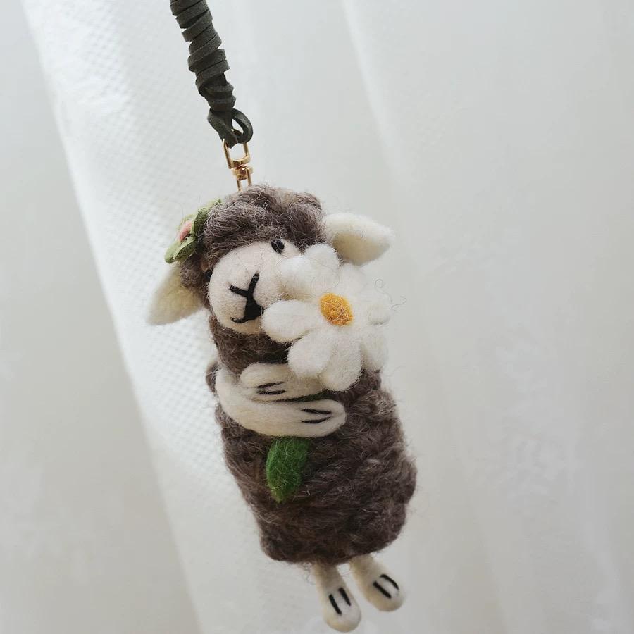 Japanese Style Lucky Felt Sheep Pendant, Handmade Brown Lamb with White Flower Charm, Wool Felt Animal Bag Charm, Cute Sheep Keychain Gift