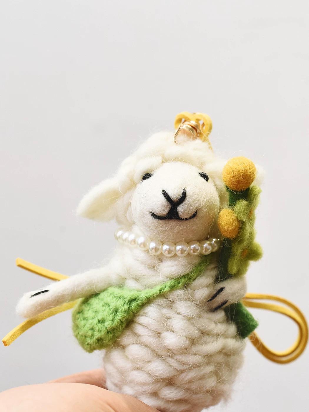 Japanese Style Lucky Felt Sheep Pendant, Handmade White Lamb with Yellow Flower Charm, Wool Felt Animal Bag Charm, Cute Sheep Keychain Gift