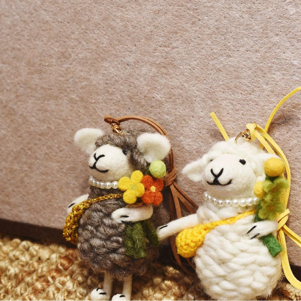 Japanese Style Lucky Felt Sheep Pendant, Handmade White Lamb with Yellow Flower Charm, Wool Felt Animal Bag Charm, Cute Sheep Keychain Gift