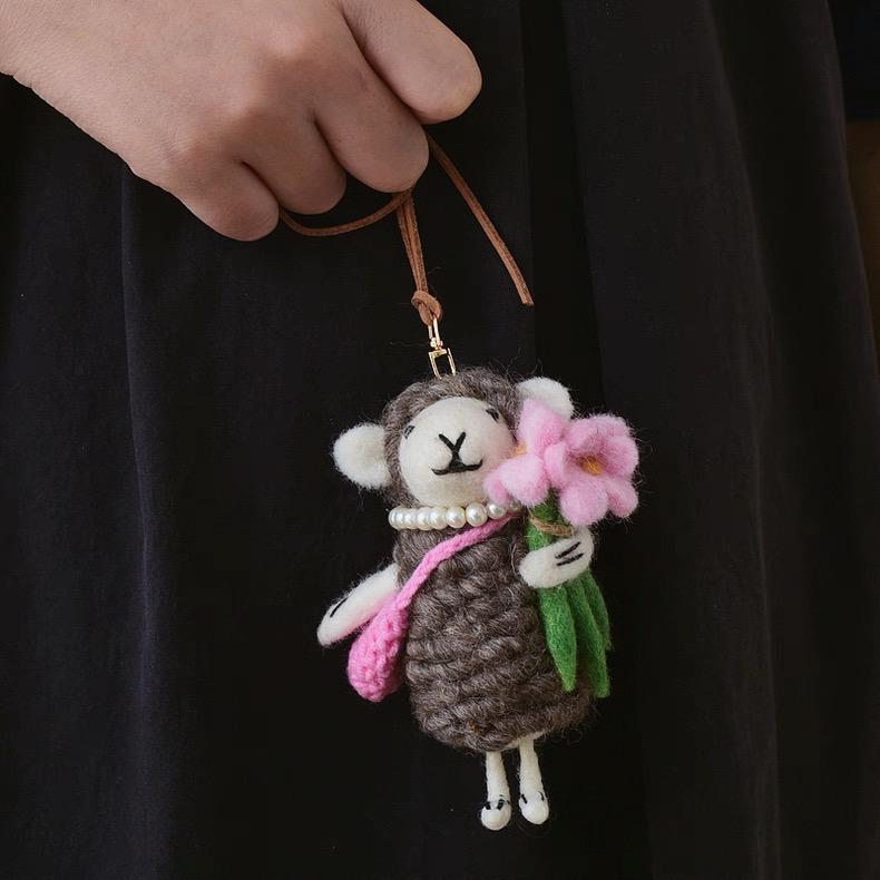 Japanese Style Lucky Felt Sheep Pendant, Handmade Wool Sheep Bag Charm with Flower, Cute Animal Keychain, Lamb Gift, Purse Charm Accessory