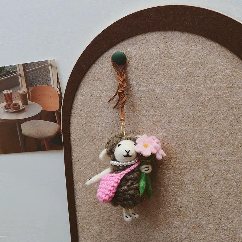Japanese Style Lucky Felt Sheep Pendant, Handmade Wool Sheep Bag Charm with Flower, Cute Animal Keychain, Lamb Gift, Purse Charm Accessory