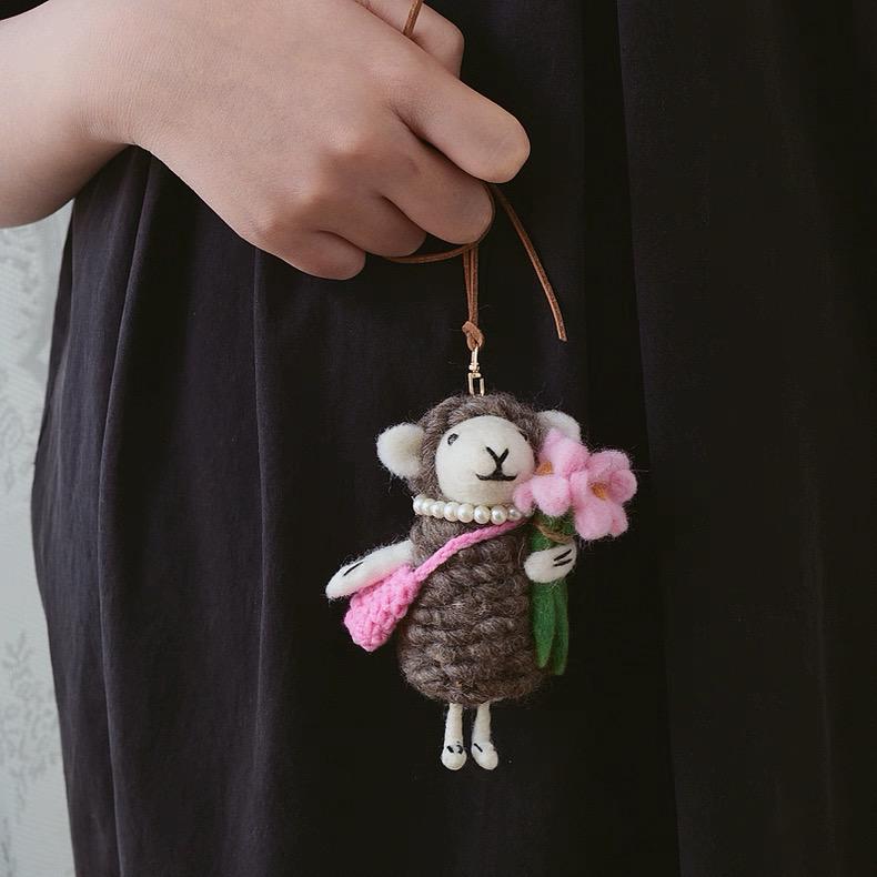 Japanese Style Lucky Felt Sheep Pendant, Handmade Wool Sheep Bag Charm with Flower, Cute Animal Keychain, Lamb Gift, Purse Charm Accessory