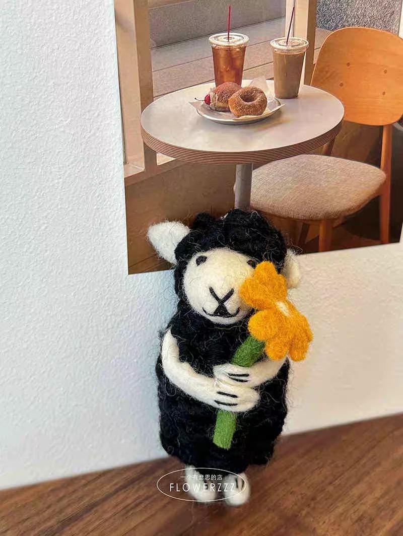 Cute Wool Felt Sheep Keychain, Handmade Lamb Bag Charm, Black Sheep Holding Flower Pendant, Kawaii Animal Hanging Ornament, Lucky Gift