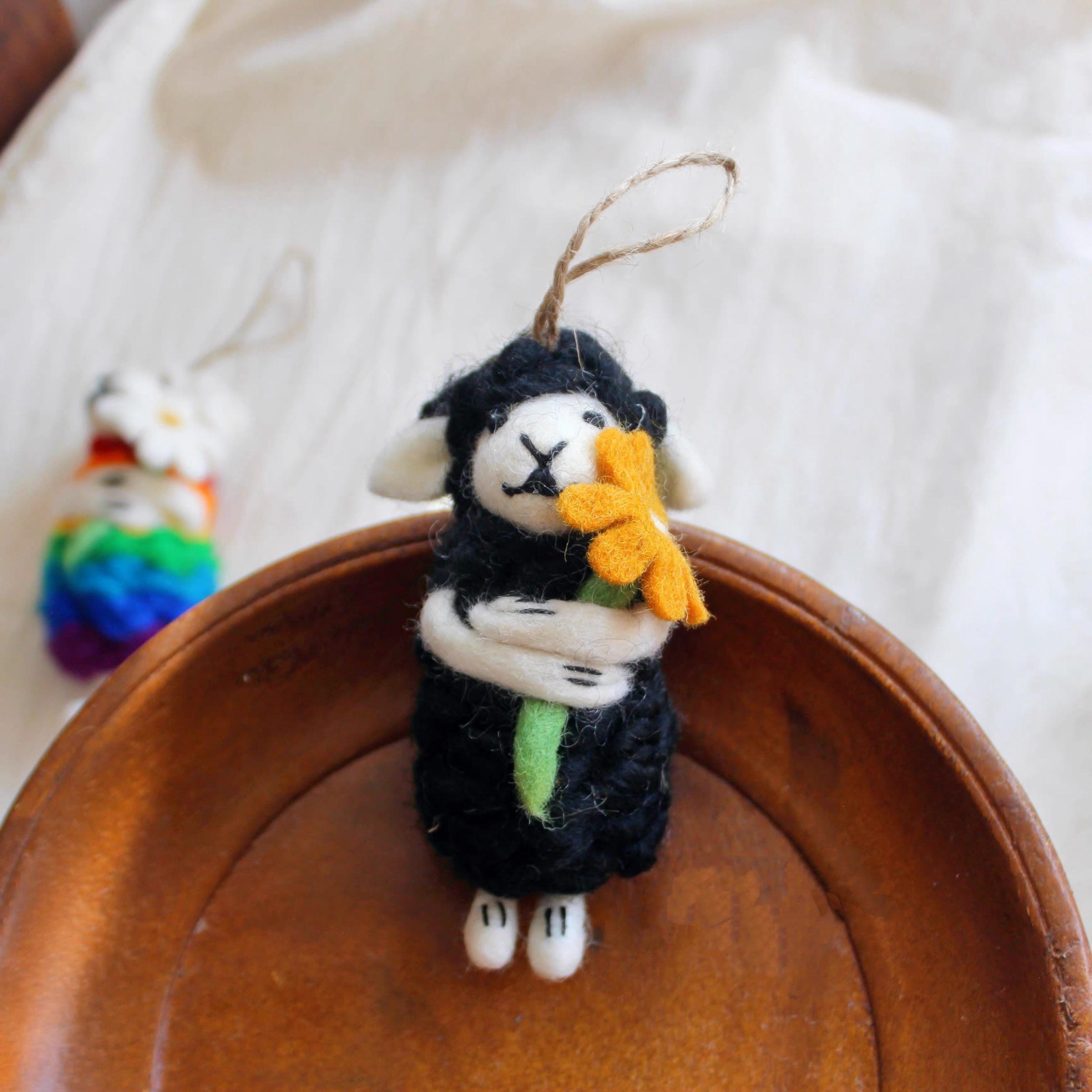 Cute Wool Felt Sheep Keychain, Handmade Lamb Bag Charm, Black Sheep Holding Flower Pendant, Kawaii Animal Hanging Ornament, Lucky Gift