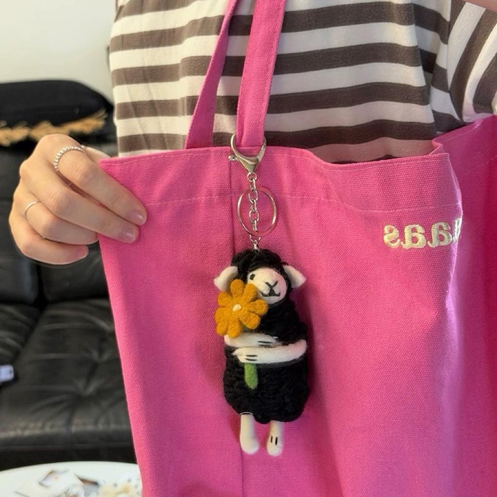 Cute Wool Felt Sheep Keychain, Handmade Lamb Bag Charm, Black Sheep Holding Flower Pendant, Kawaii Animal Hanging Ornament, Lucky Gift