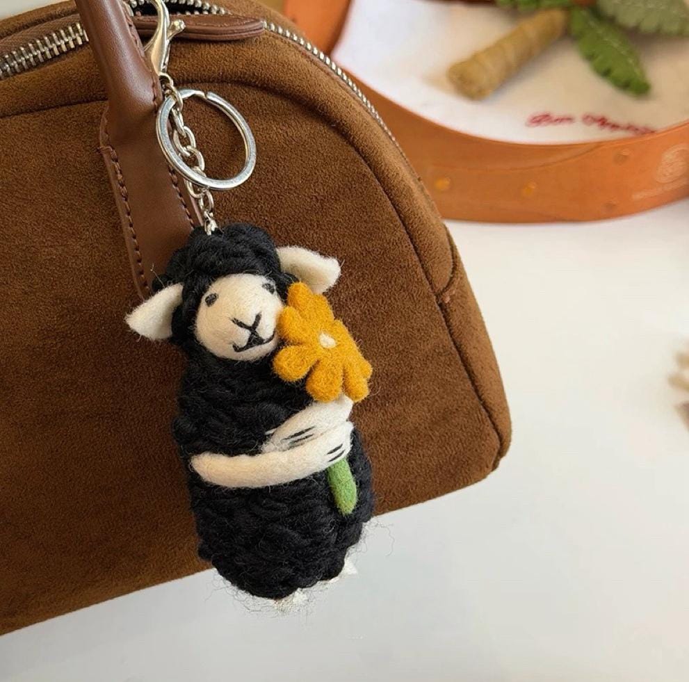 Cute Wool Felt Sheep Keychain, Handmade Lamb Bag Charm, Black Sheep Holding Flower Pendant, Kawaii Animal Hanging Ornament, Lucky Gift
