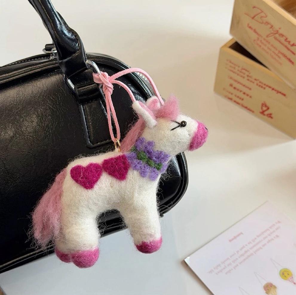 Cute Pink Horse Wool Felt Keychain, Handmade Pony Bag Charm, Heart Pattern Animal Hanging Ornament, Kawaii Horse Pendant, Lucky Gift