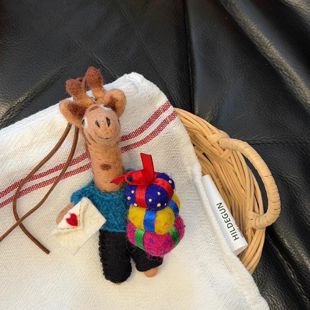 Cute Deer Wool Felt Keychain, Handmade Reindeer Bag Charm, Gift Carrying Deer Hanging Ornament, Kawaii Animal Pendant, Lucky Gift