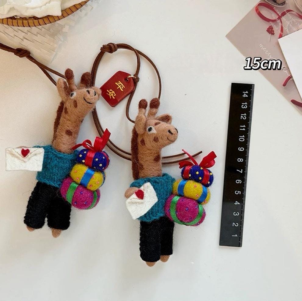 Cute Deer Wool Felt Keychain, Handmade Reindeer Bag Charm, Gift Carrying Deer Hanging Ornament, Kawaii Animal Pendant, Lucky Gift