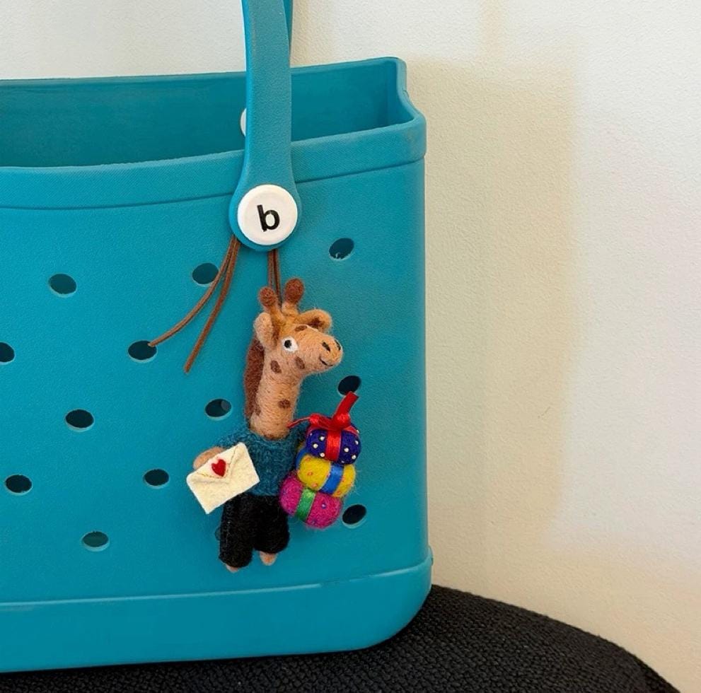 Cute Deer Wool Felt Keychain, Handmade Reindeer Bag Charm, Gift Carrying Deer Hanging Ornament, Kawaii Animal Pendant, Lucky Gift