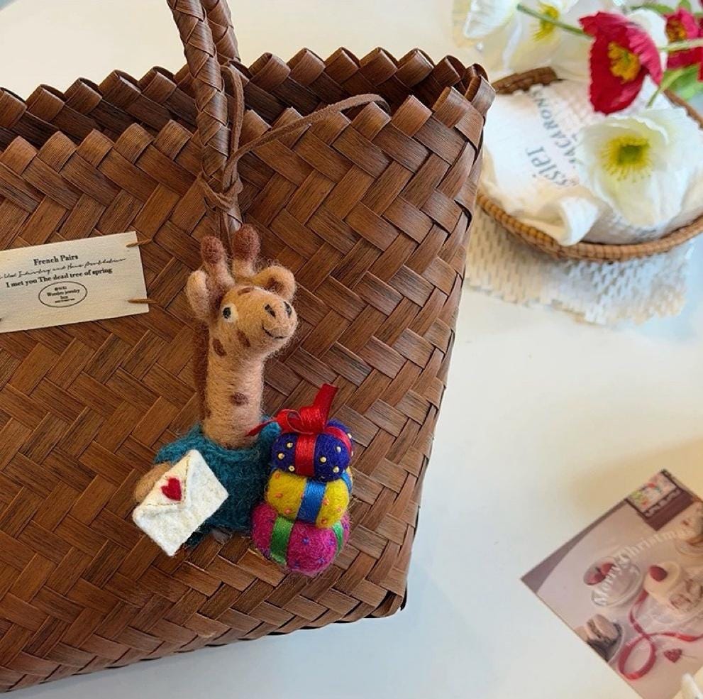 Cute Deer Wool Felt Keychain, Handmade Reindeer Bag Charm, Gift Carrying Deer Hanging Ornament, Kawaii Animal Pendant, Lucky Gift