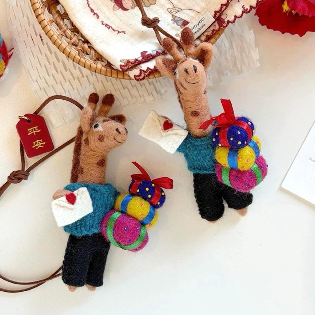 Cute Deer Wool Felt Keychain, Handmade Reindeer Bag Charm, Gift Carrying Deer Hanging Ornament, Kawaii Animal Pendant, Lucky Gift