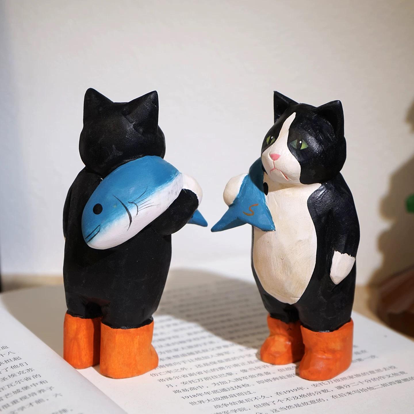 Japanese Style Wooden Fisher Cat Figurine, Hand Carved Cat with Fish Desk Decor, Linden Wood Animal Sculpture, Cute Lucky Gift