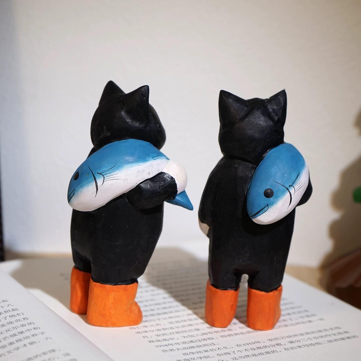 Japanese Style Wooden Fisher Cat Figurine, Hand Carved Cat with Fish Desk Decor, Linden Wood Animal Sculpture, Cute Lucky Gift