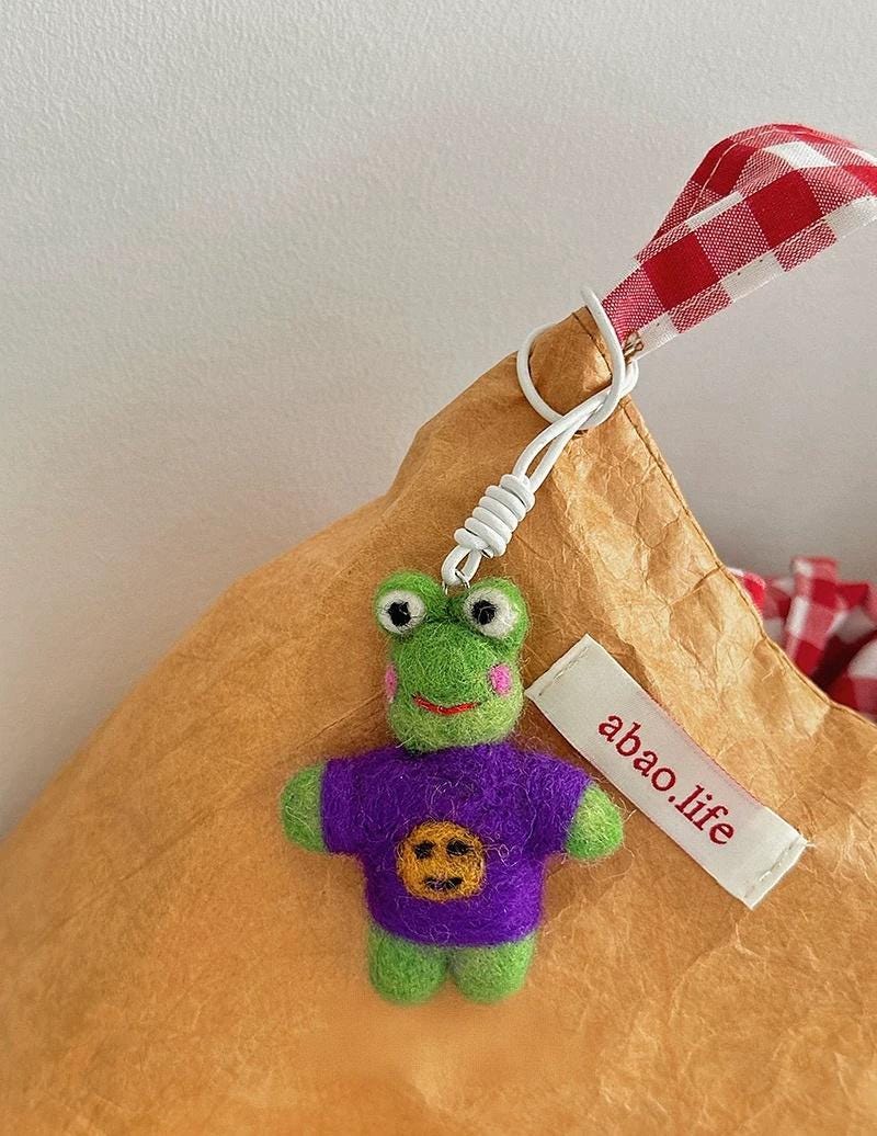 Handmade Wool Felt Frog Bag Charm, Smiley Frog Keychain, Cute Animal Hanging Ornament, Backpack Pendant, Lucky Gift