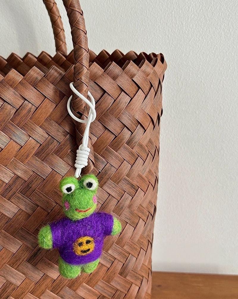 Handmade Wool Felt Frog Bag Charm, Smiley Frog Keychain, Cute Animal Hanging Ornament, Backpack Pendant, Lucky Gift