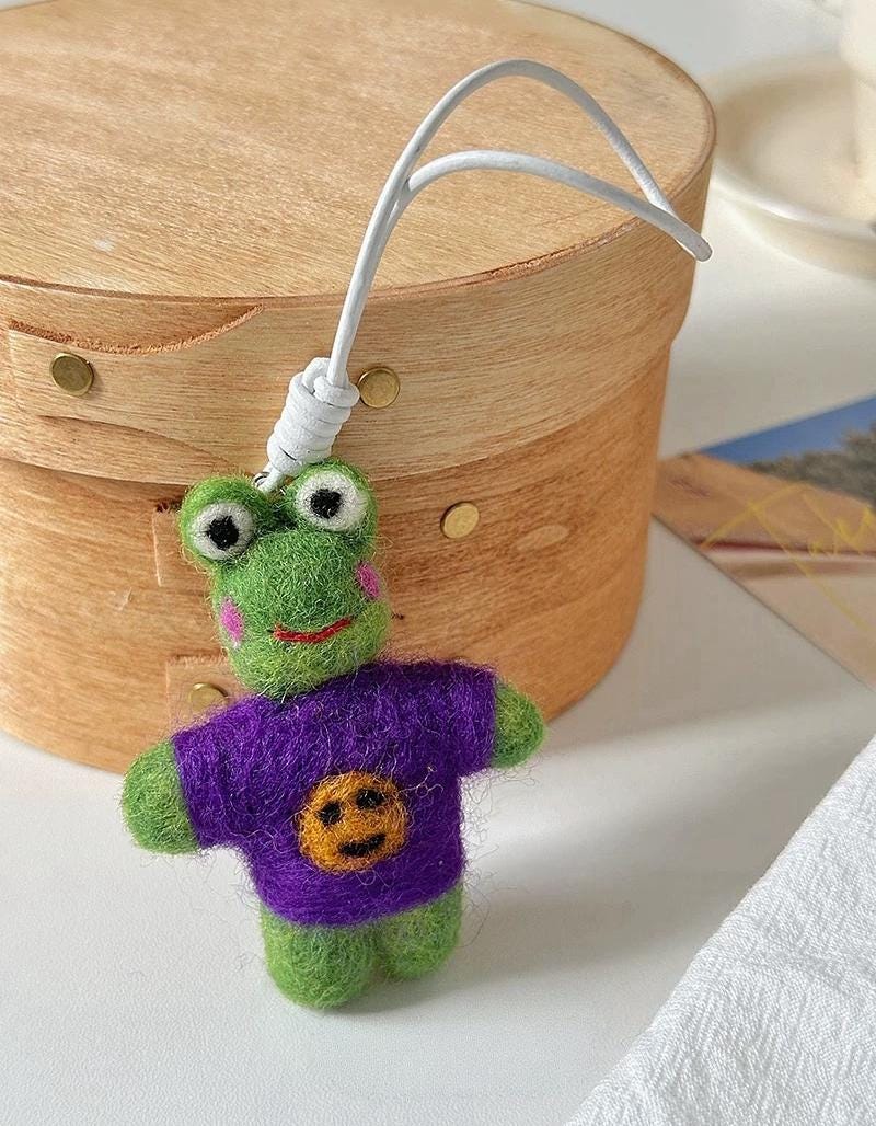 Handmade Wool Felt Frog Bag Charm, Smiley Frog Keychain, Cute Animal Hanging Ornament, Backpack Pendant, Lucky Gift